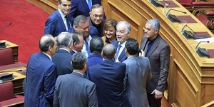 Ο Κώστας Τασουλας δέχεται τα συγχαρητήρια των βουλευτών της ΝΔ μετά την ανακοίνωση της υποψηφιότητάς του