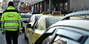 Ταξί έχουν συγκεντρωθεί στο κέντρο της Αθήνας