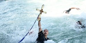 Με λαμπρότητα πραγματοποιήθηκε ο Καθαγιασμός των Υδάτων στον Πειραιά