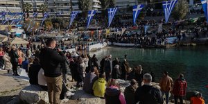 Πλήθος κόσμου στον γραφικό Όρμο Αφροδίτης στην Πειραϊκή για τα Θεοφάνια