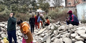 Κτίρια κατέρρευσαν στο Νεπάλ από τα 6,8 Ρίχτερ