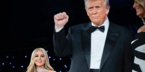 Η Τίφανι Τραμπ με τον πατέρα της Ντόναλντ στην ορκωμοσία του 