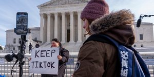 Livestream έξω από το Ανώτατο Δικαστήριο των ΗΠΑ, διαμαρτυρία για την απαγόρευση του TikTok /