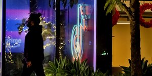 Το λογότυπο του Tiktok έξω από τα γραφεία του στην Καλιφόρνια