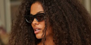 Η Τίνα Κουνακέι κάνει το πιο απρόσμενο πανωφόρι να δείχνει κομψό πάνω από το glam φόρεμά της