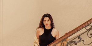 Η Τόνια Σωτηροπούλου με casual look με καμπαρντίνα