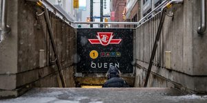 Μια από τις πολλές υπόγειες εισόδους του PATH στο Τορόντο / PATH