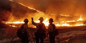 τρεις πυροσβεστες