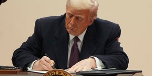 Ο Ντόναλντ Τραμπ υπογράφει διατάγματα κατά τη διάρκεια της τελετής ορκωμοσίας του