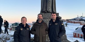 Ο Ντόναλντ Τραμπ Τζούνιορ [στη μέση] στη Γροιλανδία