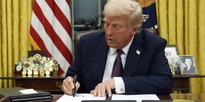 Ο νέος πρόεδρος των ΗΠΑ Ντόναλντ Τραμπ υπογράφει σειρά εκτελεστικών διαταγμάτων