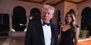 Ο Ντόναλντ Τραμπ και η σύζυγός του Μελάνια μπροστά στους δημοσιογράφους