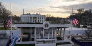 Οι εργαζόμενοι συνεχίζουν με τις τελευταίες πινελιές ενόψει της ορκωμοσίας του εκλεγμένου Προέδρου Ντόναλντ Τραμπ στην Ουάσιγκτον Φωτογραφία