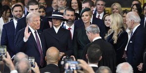 Ο εκλεγμένος πρόεδρος Ντόναλντ Τραμπ ορκίζεται κατά τη διάρκεια της 60ης Προεδρικής Ορκωμοσίας στη Ροτόντα του Καπιτωλίου των ΗΠΑ στην Ουάσιγκτον