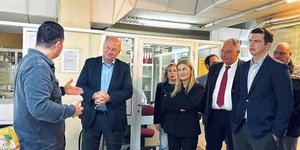 O Kωστας Τσιάρας με αγρότες στη Κρήτη