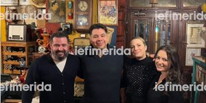 O Tζορτζ Τσούνης με τον ιδιοκτήτη της ταβέρνας στην Καισαριανή και την οικογένειά του