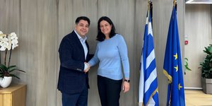 Η Νίκη Κεραμέως υποδέχεται τον Τζορτζ Τσούνη