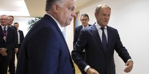 Τουσκ και Ορμπαν σε διάδρομο 