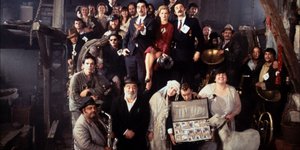 Σύσσωμο το καστ της σπουδαίας ταινίας Underground του Εμιρ Κουστουρίτσα / IMDB