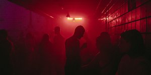 Τα θρυλικά νυχτερινά κλαμπ του Βερολίνου πνέουν τα λοίσθια; / Shutterstock