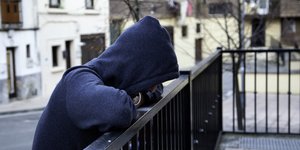 Ανήλικος με κουκούλα 