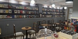 Μεσα στο βιβλιοκαφέ στον Ταύρο