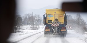 Χιόνι σε επαρχιακό δρόμο της Γαλλίας (εικόνα αρχείου)