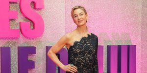 Η Ρενέ Ζελβέγκερ με δαντελένιο φόρεμα