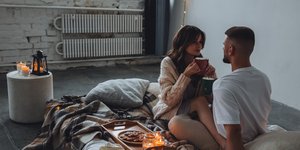 Ζευγάρι απολαμβάνει πρωινό στο κρεβάτι