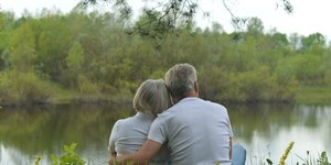 ζευγαρι κοιταει λιμνη