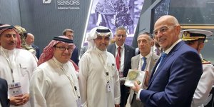 Ο Υπουργός Άμυνας Νίκος Δένδιας κατά την επίσκεψή του στο περίπτερο της THEON. Η THEON υποδέχθηκε επίσης τον κ. Ali Al Ashban, CEO της NCMS, και τον κ. Fahad Alessa, Chief Commercial & Product Development Officer της NCMS, εταιρία με την οποία η THEON διαθέτει μακροχρόνια στρατηγική συνεργασία