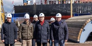 Ο Κωστής Χατζηδάκης στα ναυπηγεία της ΟΝΕΧ στο Νεώριο Σύρο