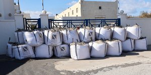 Ανάχωμα με τσουβάλια άμμου στο εργοστάσιο ΔΕΗ στα Φηρά Σαντορίνης