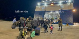 Κόσμος φεύγει από τη Σαντορίνη λόγω των σεισμών