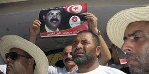 Διαδήλωση για τη δολοφονία του βουλευτή και ηγέτη της τυνησιακής αριστεράς Μοχάμεντ Μπράχμι