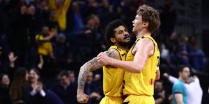 Ο Πτέντις Χαμπ και ο Μιντάουγκας Κουζμίνσκας πανηγυρίζουν