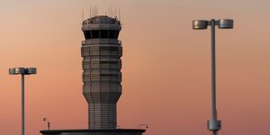 Ο πύργος ελέγχου στο αεροδρόμιο Ρόναλντ Ρίγκαν