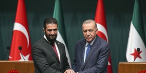 Χειραψία Αλ Σάρα και Ερντογάν