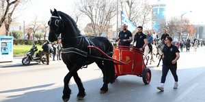Γέμισε με άλογα και άμαξες η Τσιμισκή στη Θεσσαλονίκη