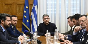 Ο Πρόεδρος του ΠΑΣΟΚ-Κινήματος Αλλαγής, Νίκος Ανδρουλάκης, συναντήθηκε στο γραφείο του στη Βουλή με εκπροσώπους της Τοπικής Αυτοδιοίκησης