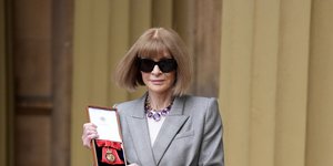 Η Άννα Γουίντουρ παρασημοφορήθηκε από τον βασιλιά Κάρολο