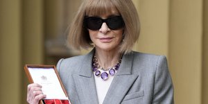 Η Άννα Γουίντουρ με το κολιέ αμέθυστου