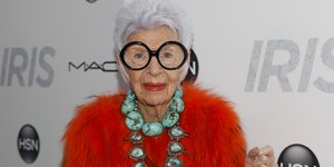 Ιρις Απφελ  με τιρκουαζ κοσμημα 