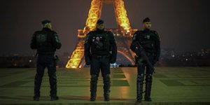 Άνδρες των δυνάμεων ασφαλείας της Γαλλίας με φόντο τον πύργο του Άιφελ
