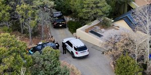 Αστυνομικοί έξω από το σπίτι του Τζιν Χάκμαν