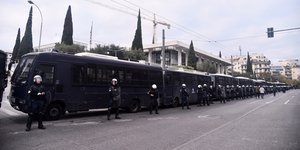 Αστυνομικοί μπροστά από κλούβες