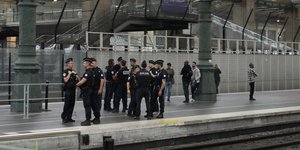 Αστυνομικοί σε σταθμό τρένου στο Παρίσι