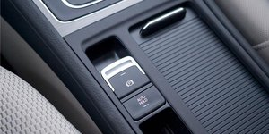 Λειτουργία auto hold σε αυτοκίνητο με ηλεκτρικό χειρόφρενο