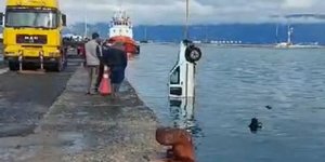 Ανέλκυση αυτοκινήτου από τη θάλασσα στο λιμάνι της Κέρκυρας