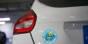 To αυτοκόλλητο που βάζουν οι Γάλλοι στα αυτοκίνητά τους